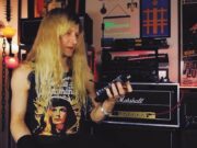 Guitarrista Bryce VanHoosen testa sistema in-ear ultracompacto ao vivo no festival Hell’s Heroes